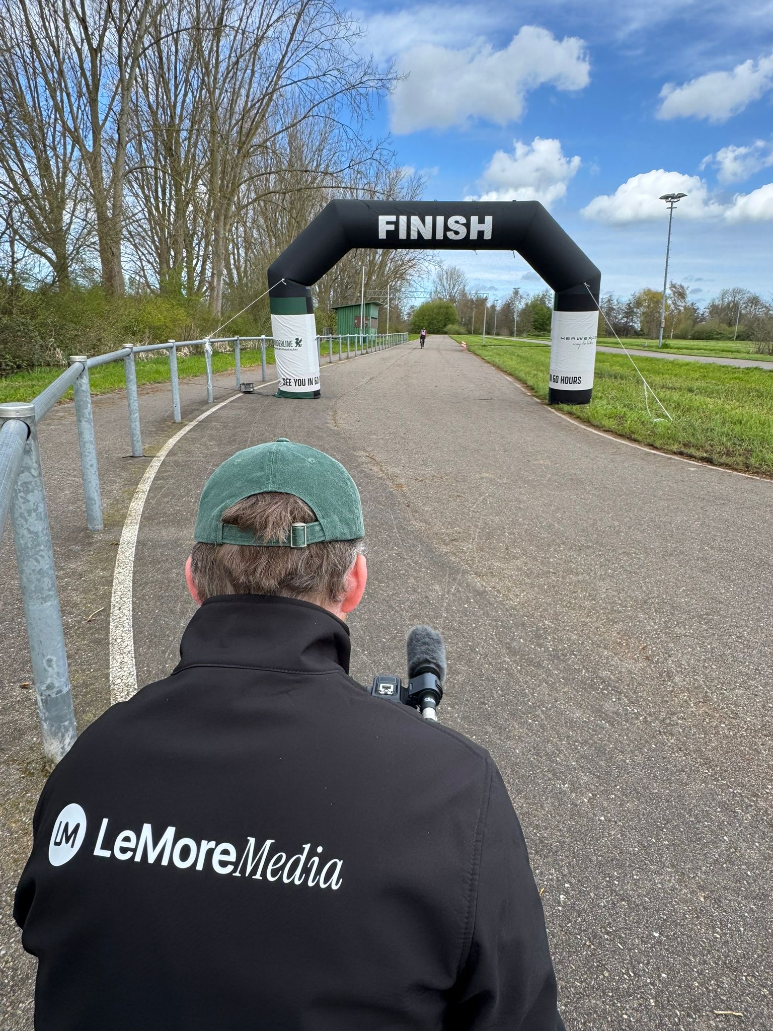 Mari van LeMore Media onderweg richting de finishboog tijdens Borderline700