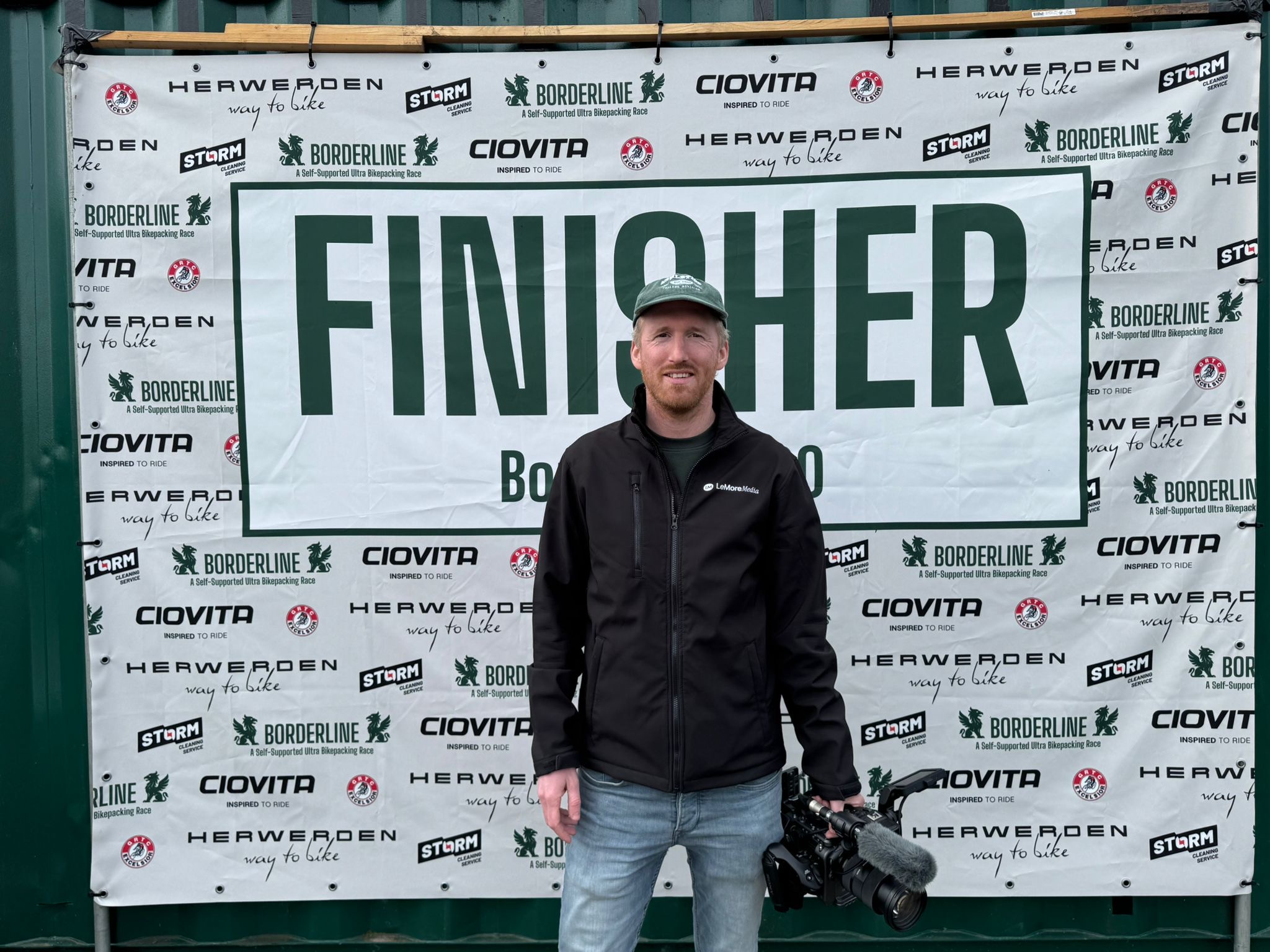 Mari met camera voor het Borderline700 finisherdoek