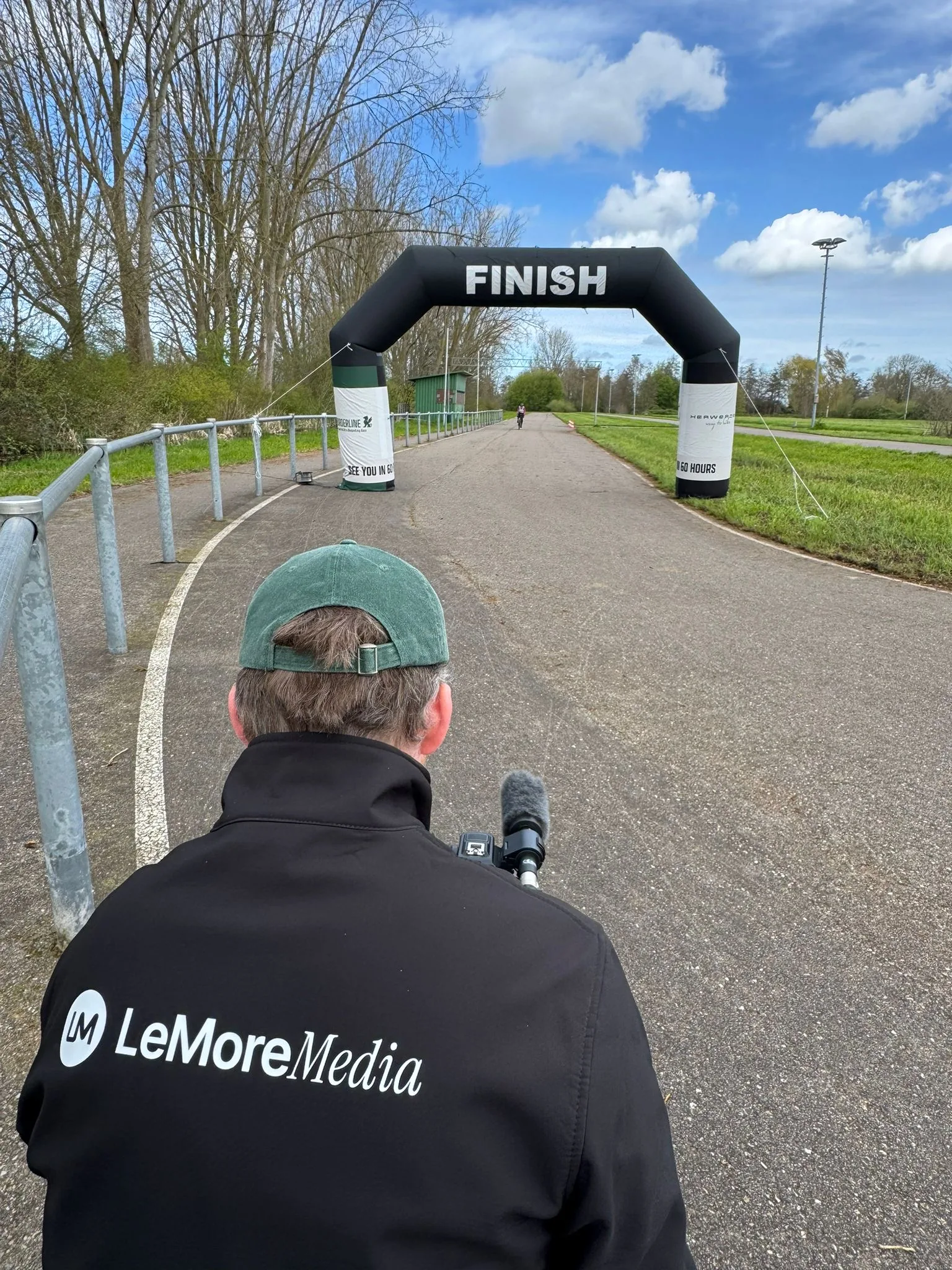 Mari van LeMore Media onderweg richting de finishboog tijdens Borderline700