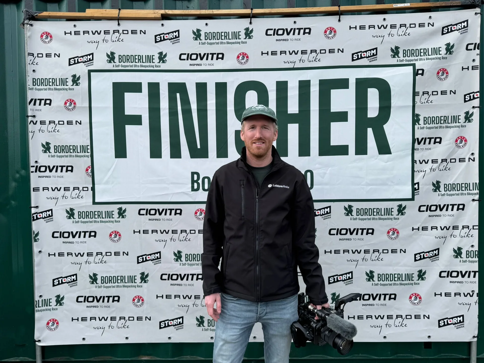 Mari met camera voor het Borderline700 finisherdoek